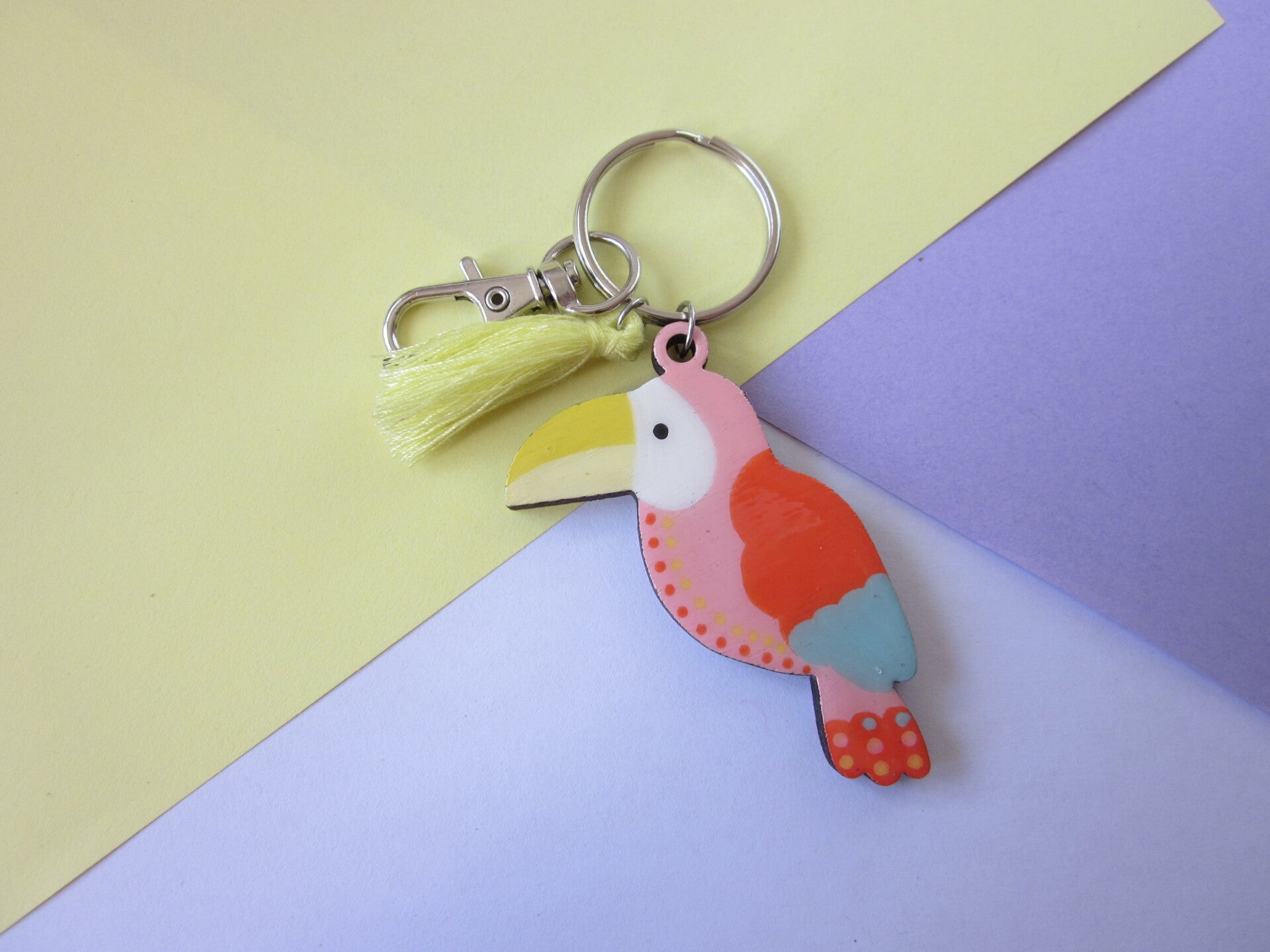 Porte-clés en bois - Toucan peint à la main - Rose, orange et vert