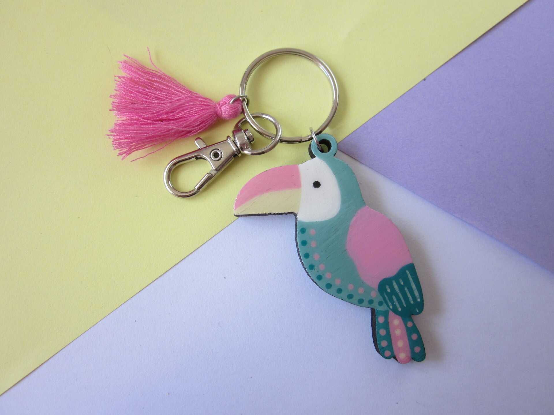 Porte-clés en bois - Toucan peint à la main - Vert et rose