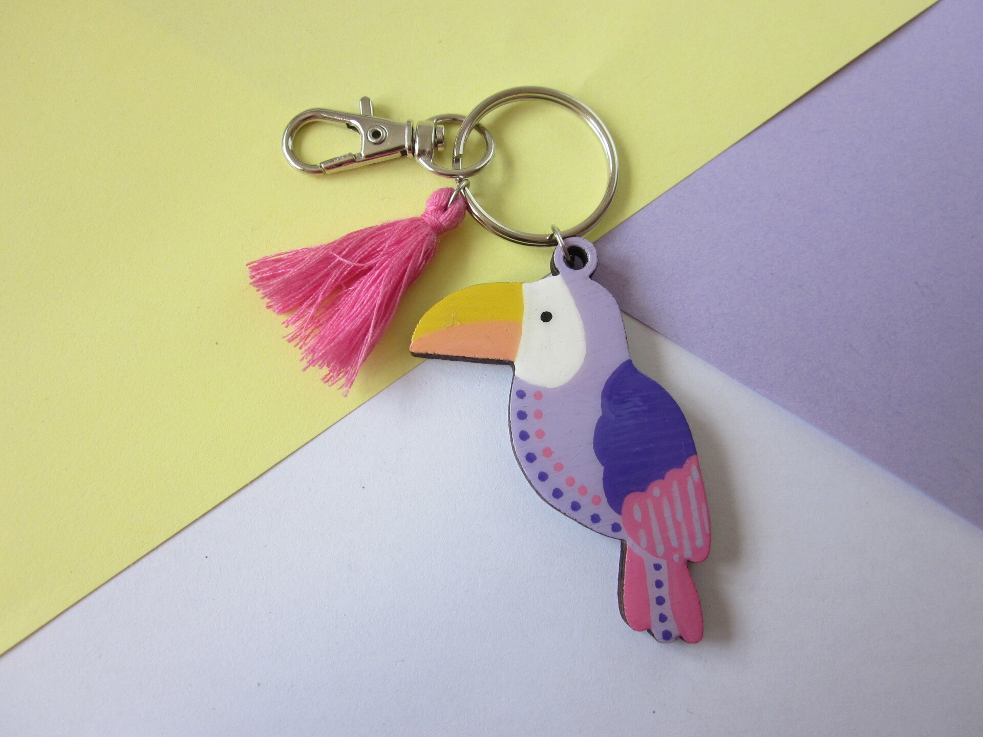 Porte-clés en bois - Toucan peint à la main - Violet et rose