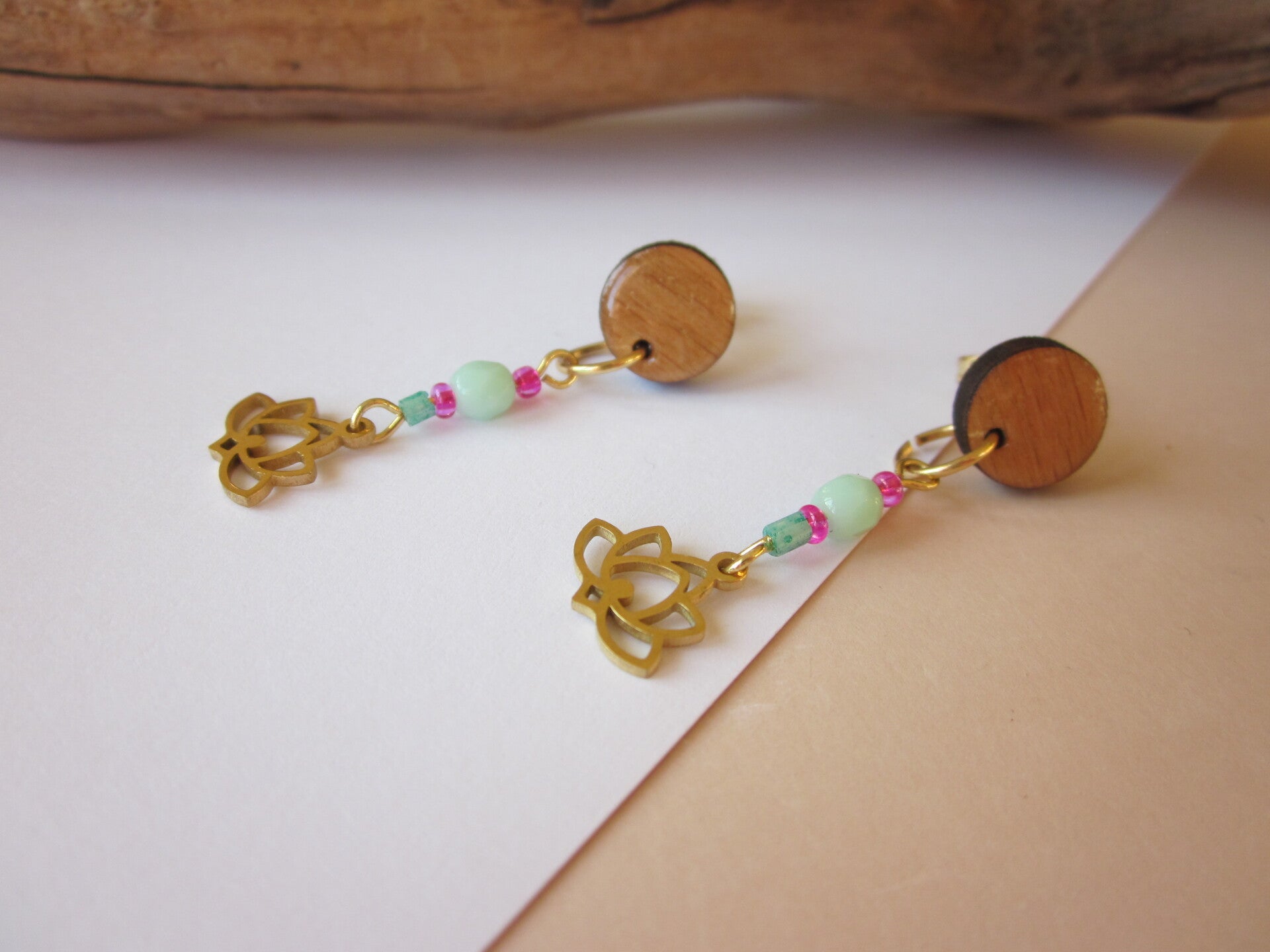 Boucles d'oreilles en bois - Fleurs de Lotus - Perles en verre