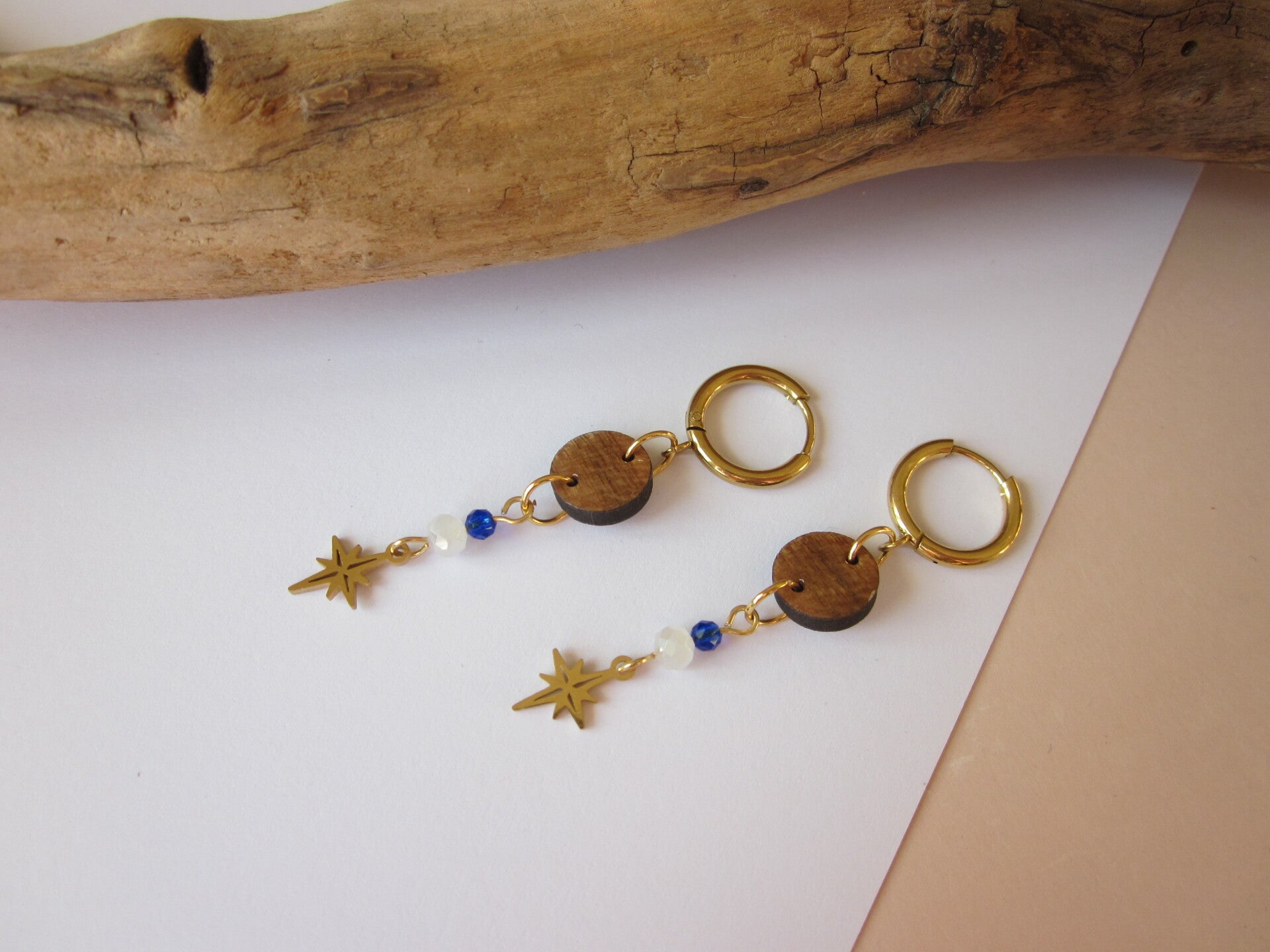 Boucles d'oreilles en bois - Etoile du nord - Perles en verre