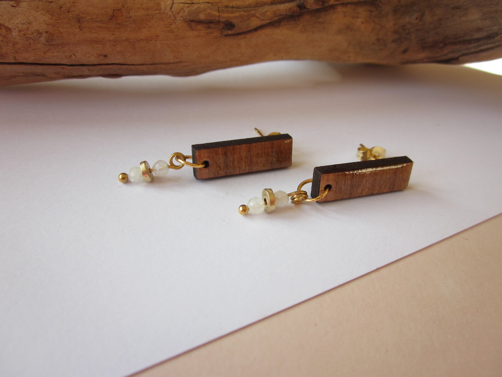 Boucles d'oreilles en bois - Perles en pierre - Pierre de lune