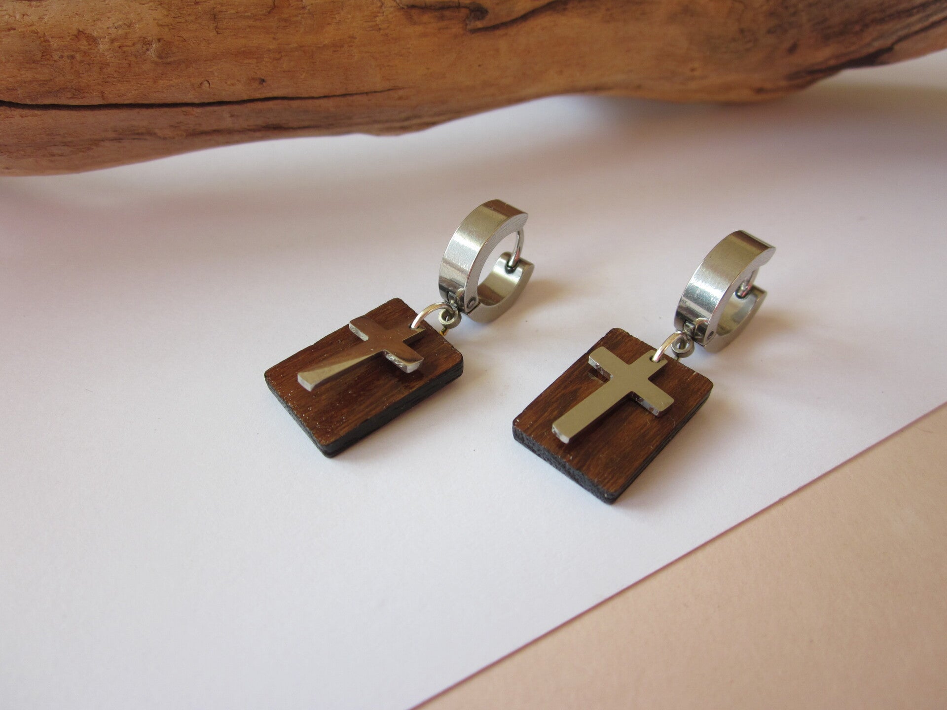Boucles d'oreilles homme en bois - Croix - Acier inoxydable