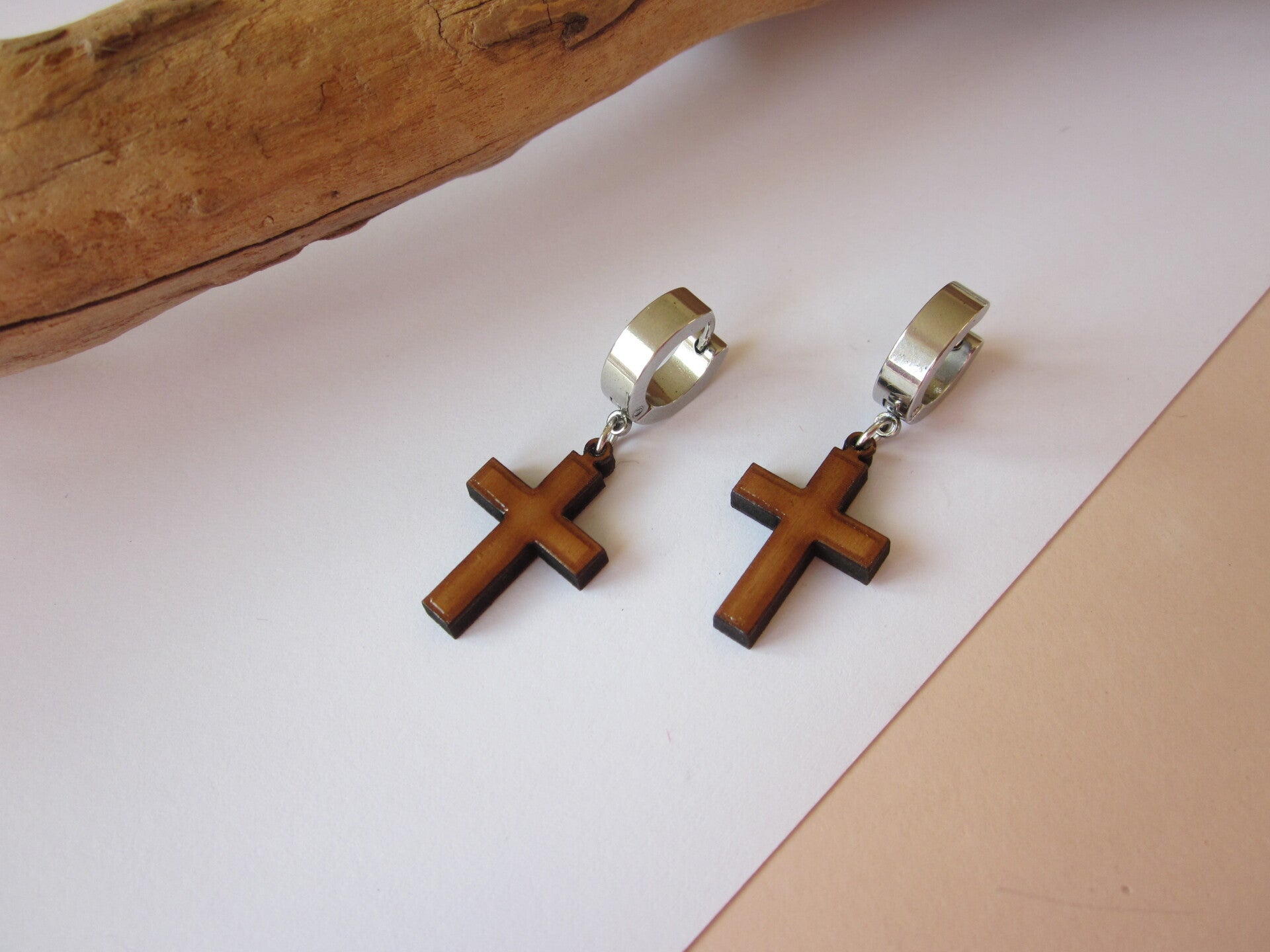 Boucles d'oreilles homme en bois - Croix bois - Acier inoxydable