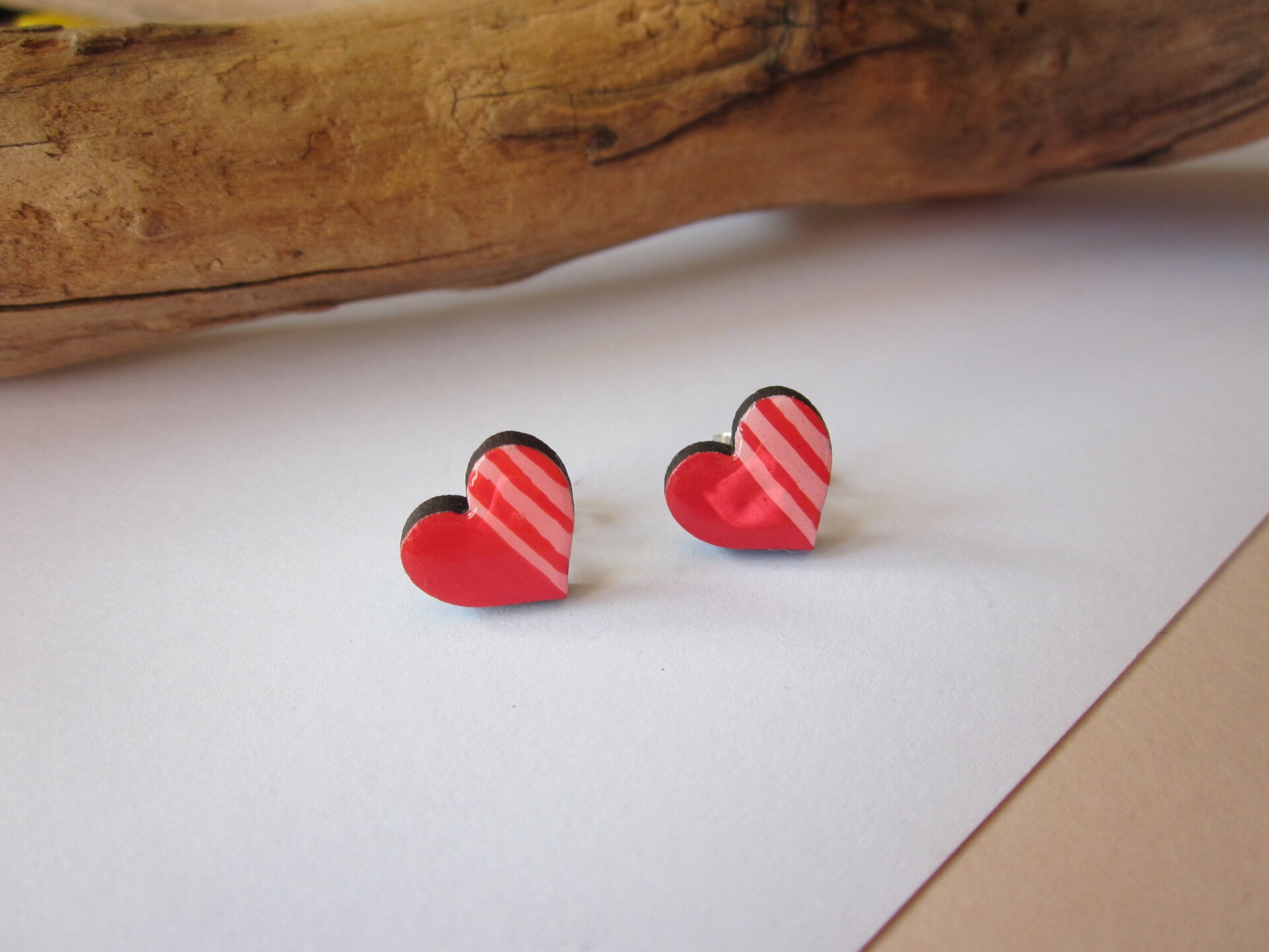 Boucles d'oreilles en bois - Coeur rose et rouge - Peint à la main