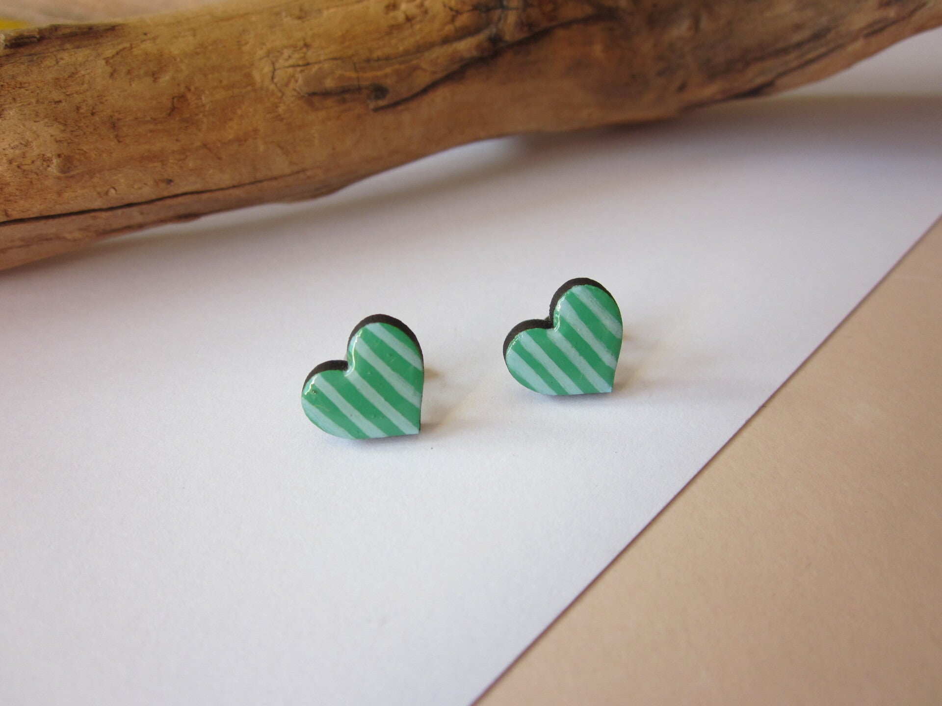 Boucles d'oreilles en bois - Coeur bleu et vert - Peint à la main