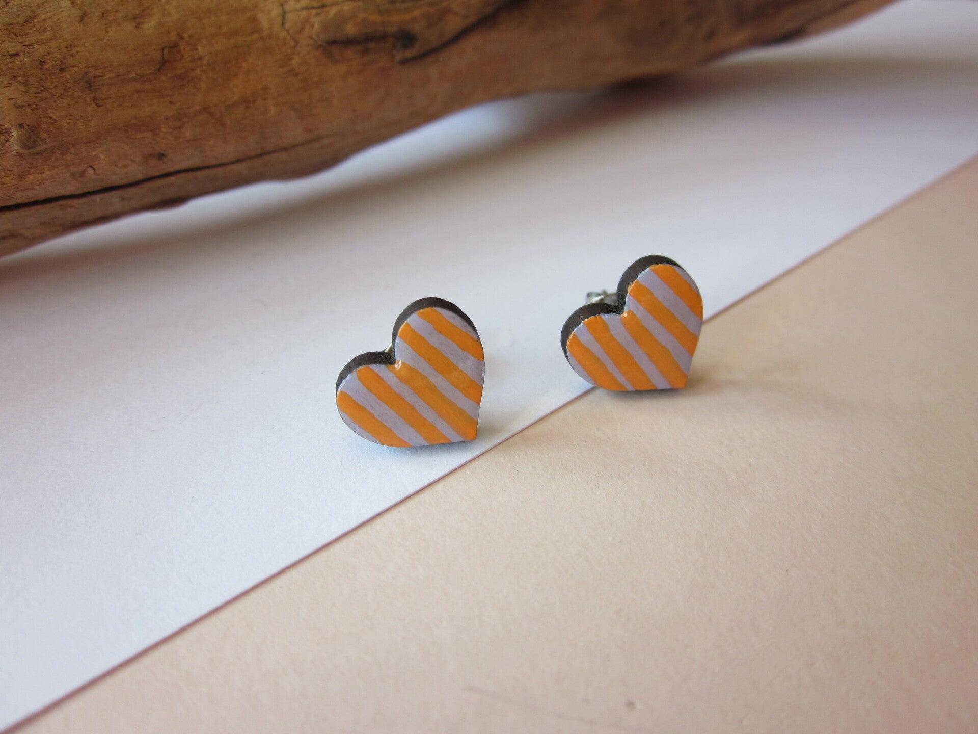 Boucles d'oreilles en bois - Coeur Violet et orange - Peint à la main