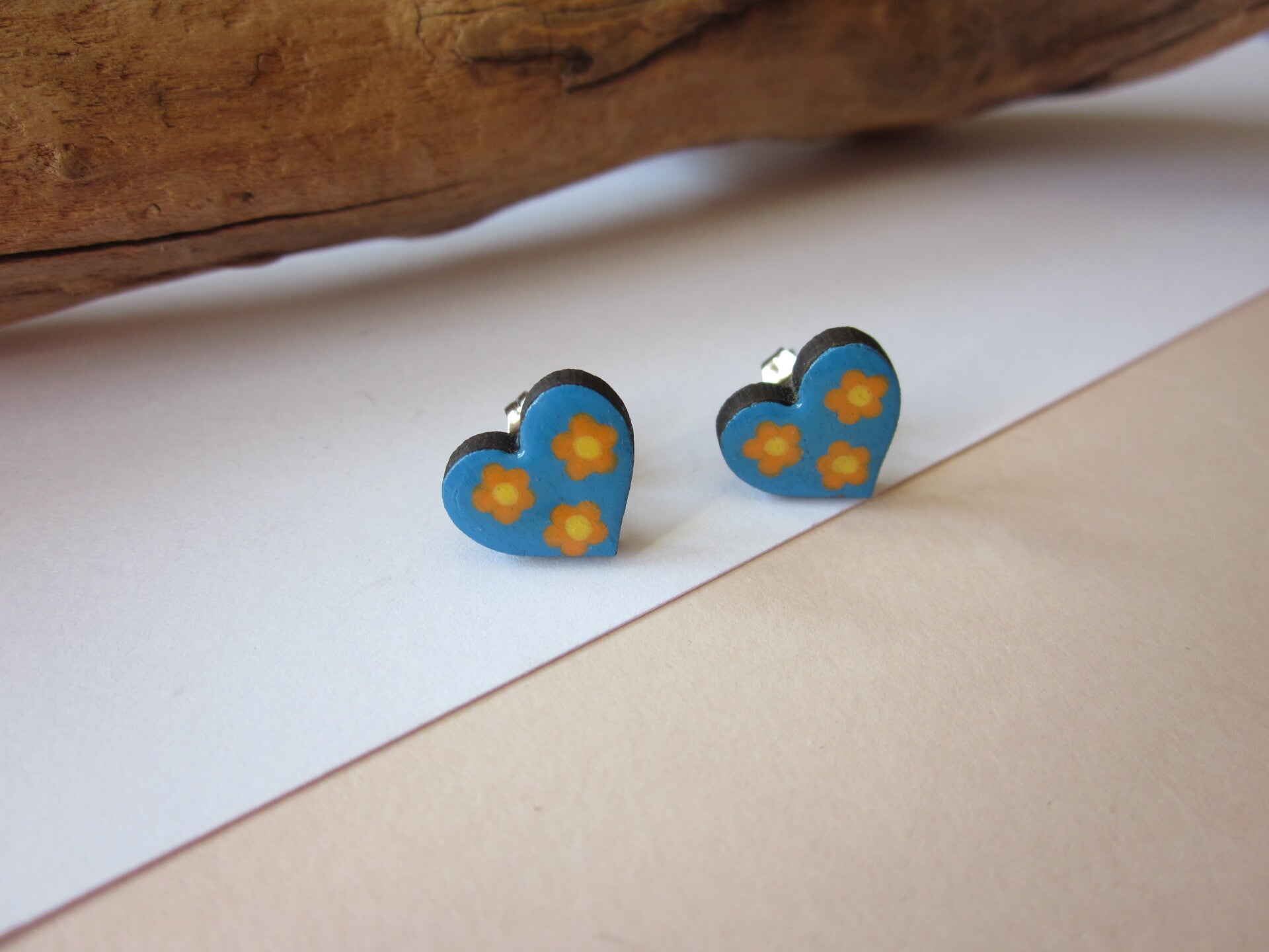 Boucles d'oreilles en bois - Coeur bleu foncé à fleurs - Peint à la main