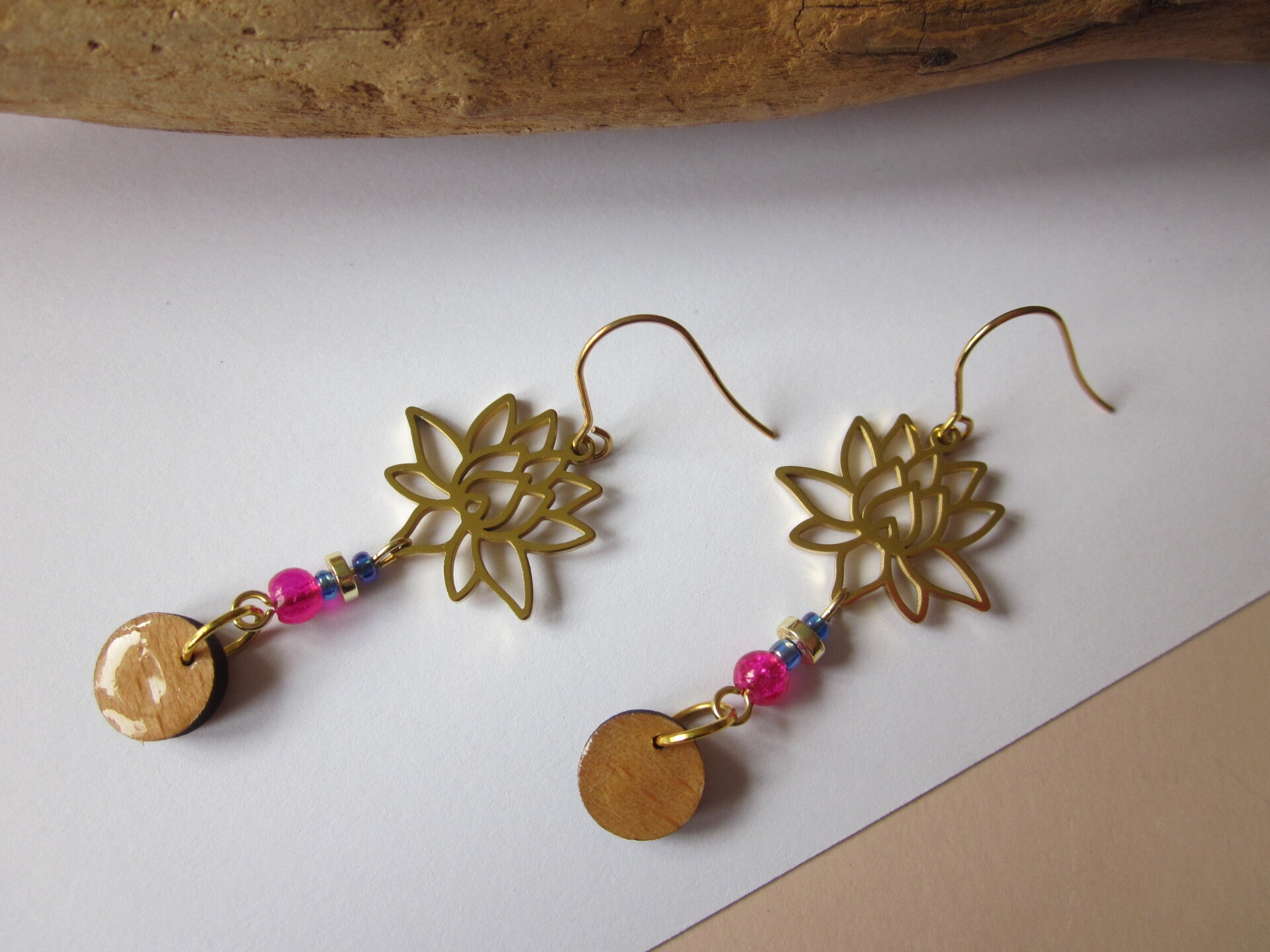 Boucles d'oreilles en bois - Fleur de Lotus - Perles en verre