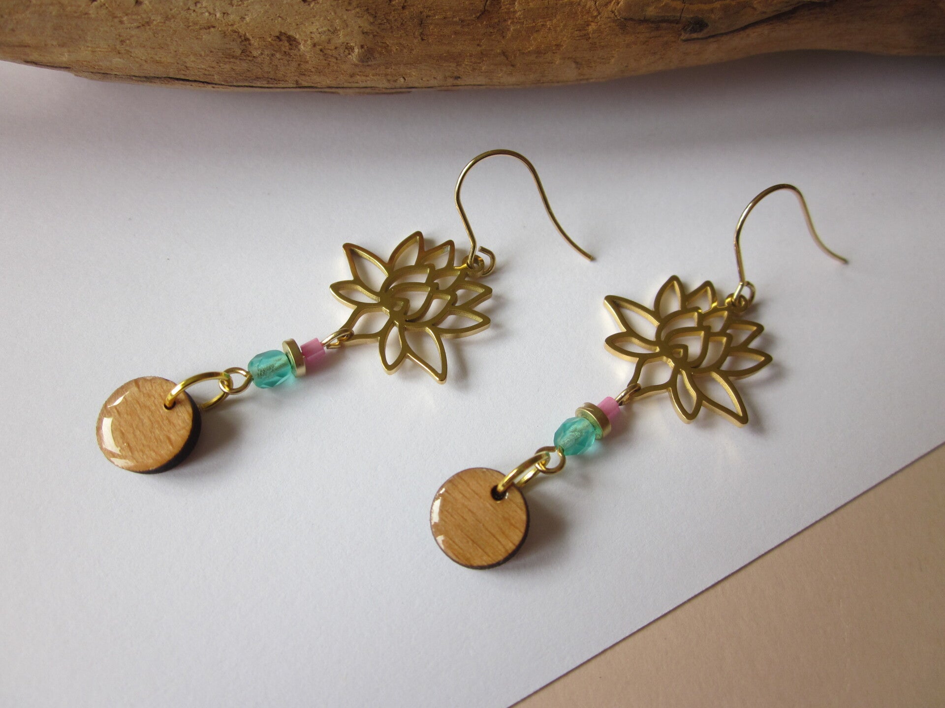 Boucles d'oreilles en bois - Fleur de Lotus - Perles en verre