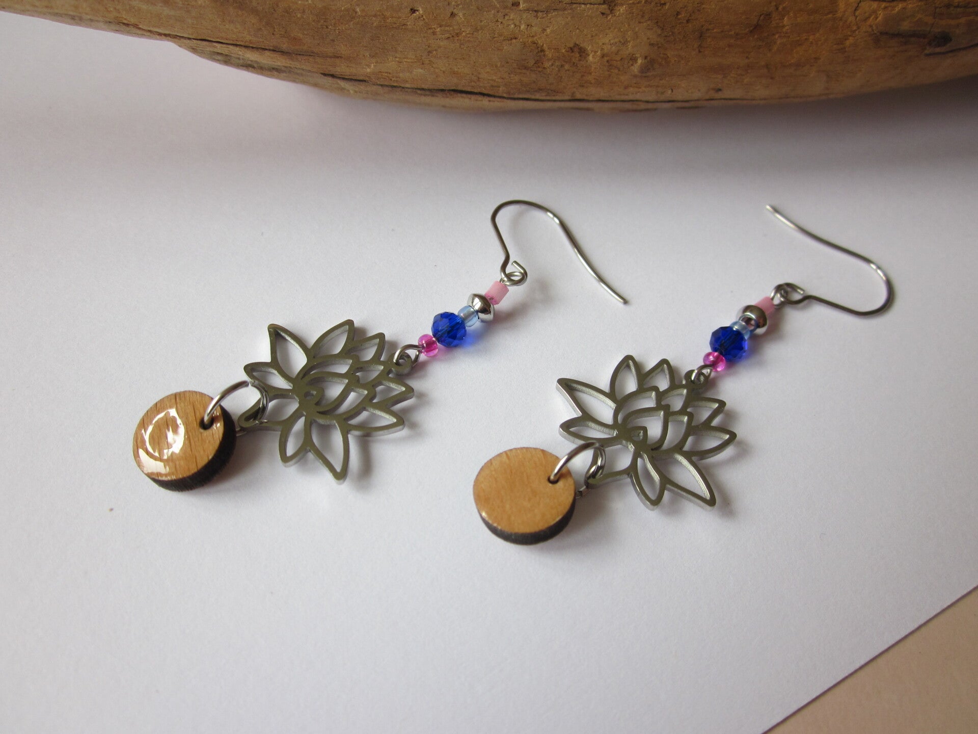 Boucles d'oreilles en bois - Fleur de Lotus - Perles en verre