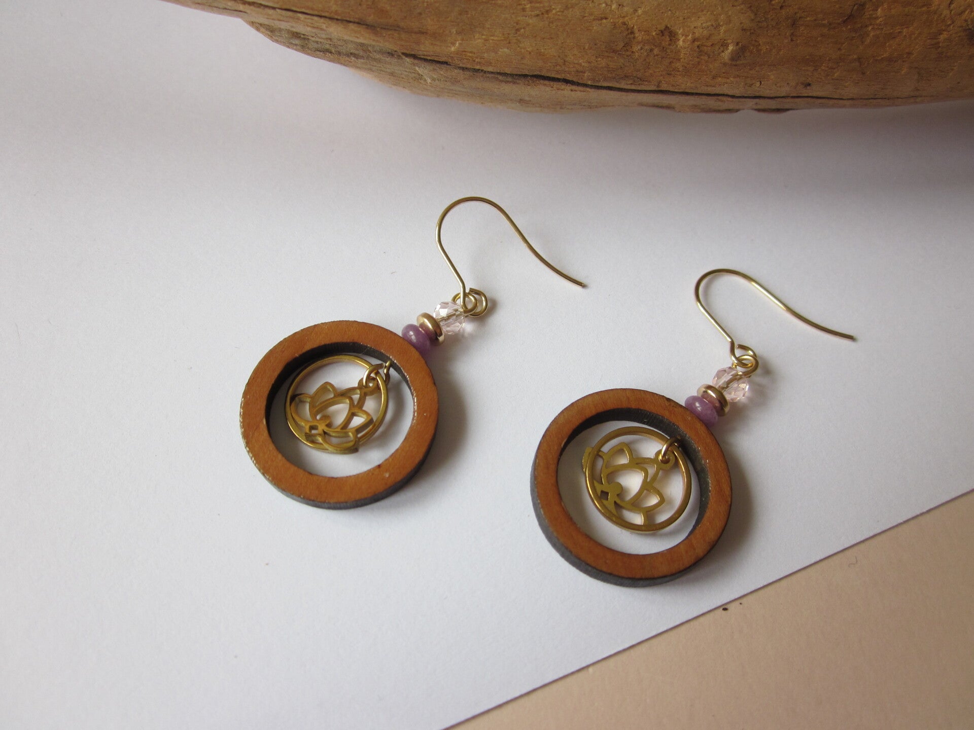 Boucles d'oreilles en bois - Fleur de Lotus - Perles en verre