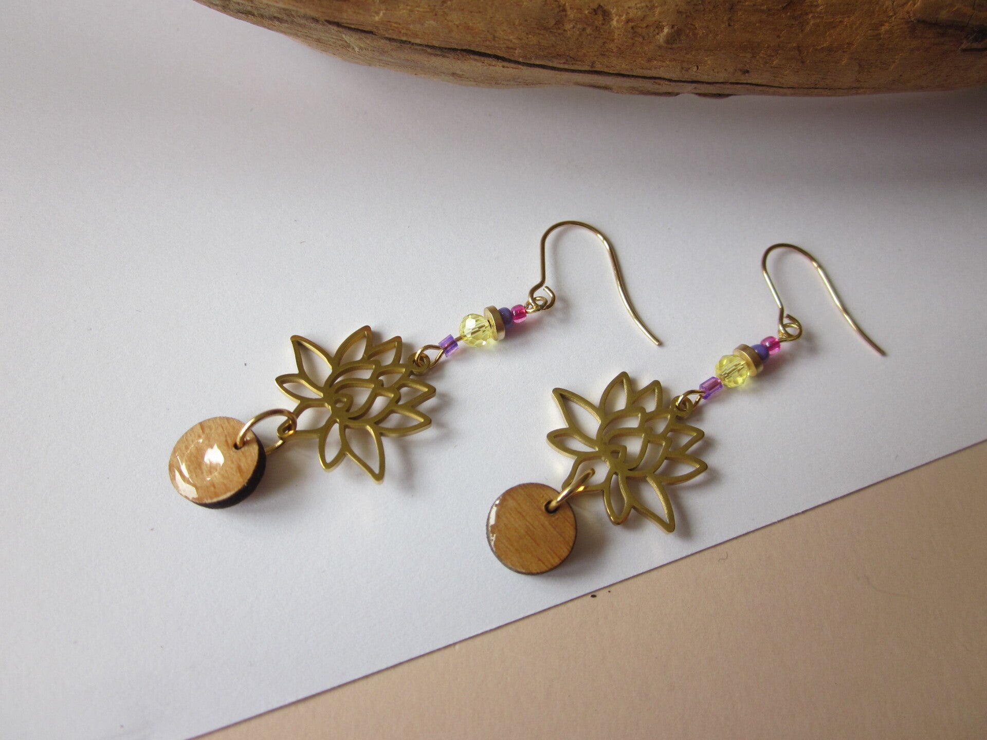 Boucles d'oreilles en bois - Fleur de Lotus - Perles en verre