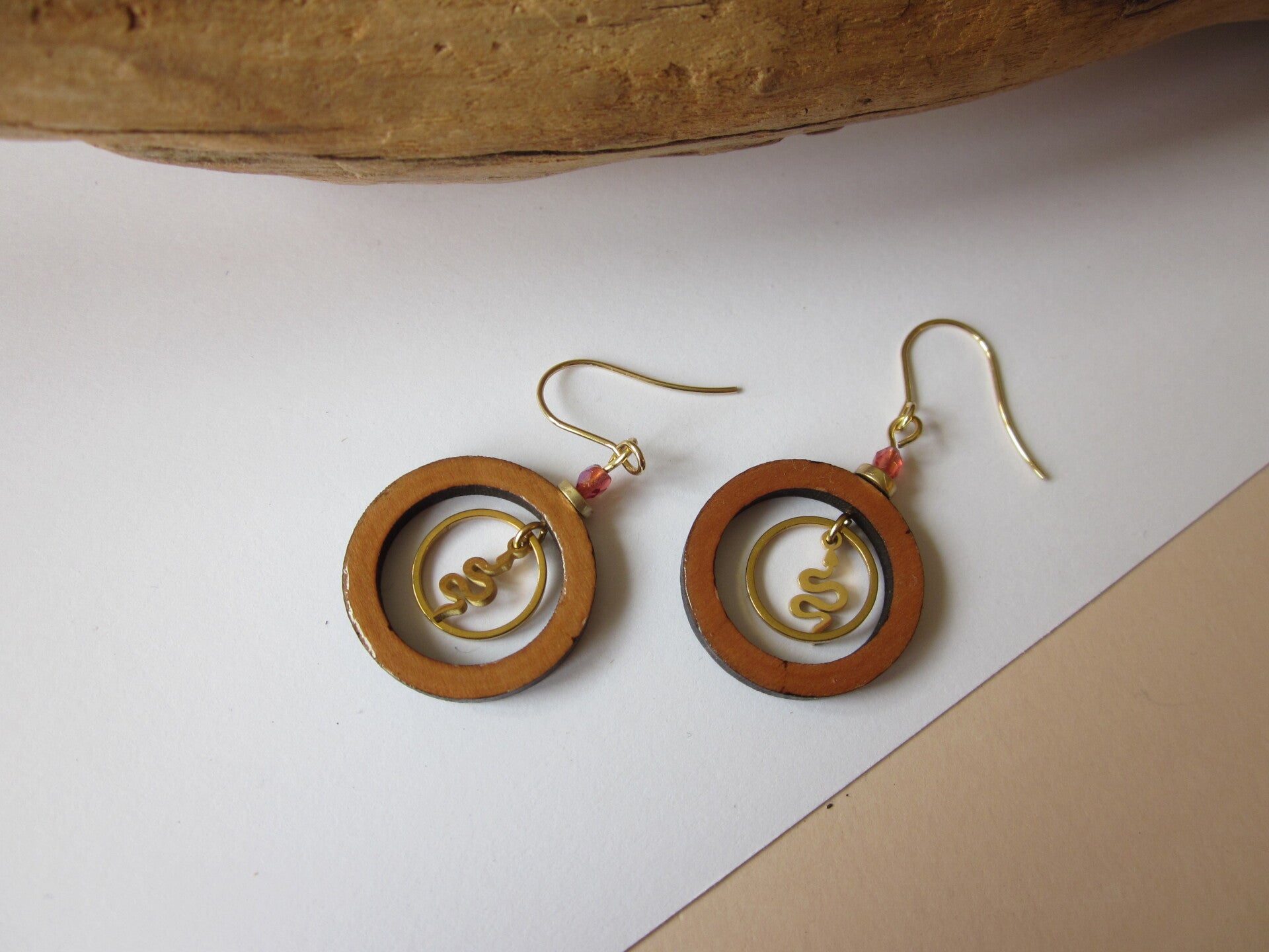 Boucles d'oreilles en bois - Serpent - Perles en verre