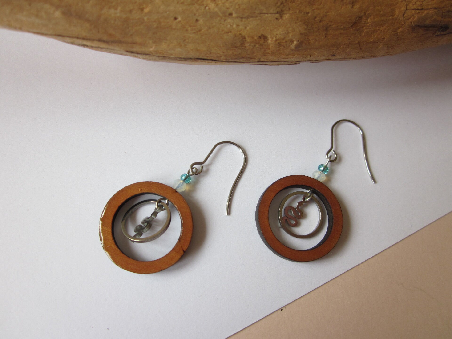 Boucles d'oreilles en bois - Serpent - Perles en verre