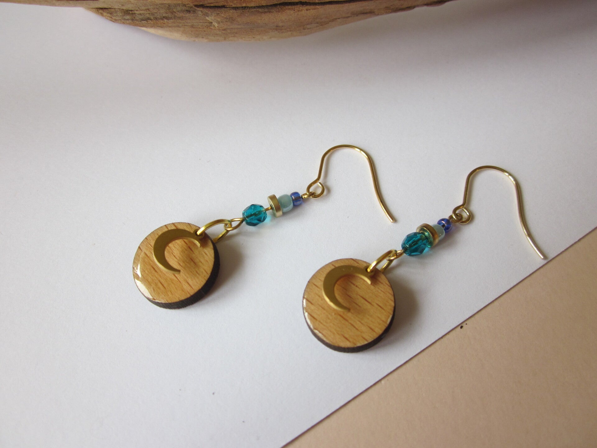 Boucles d'oreilles en bois - Lune - Perles en verre