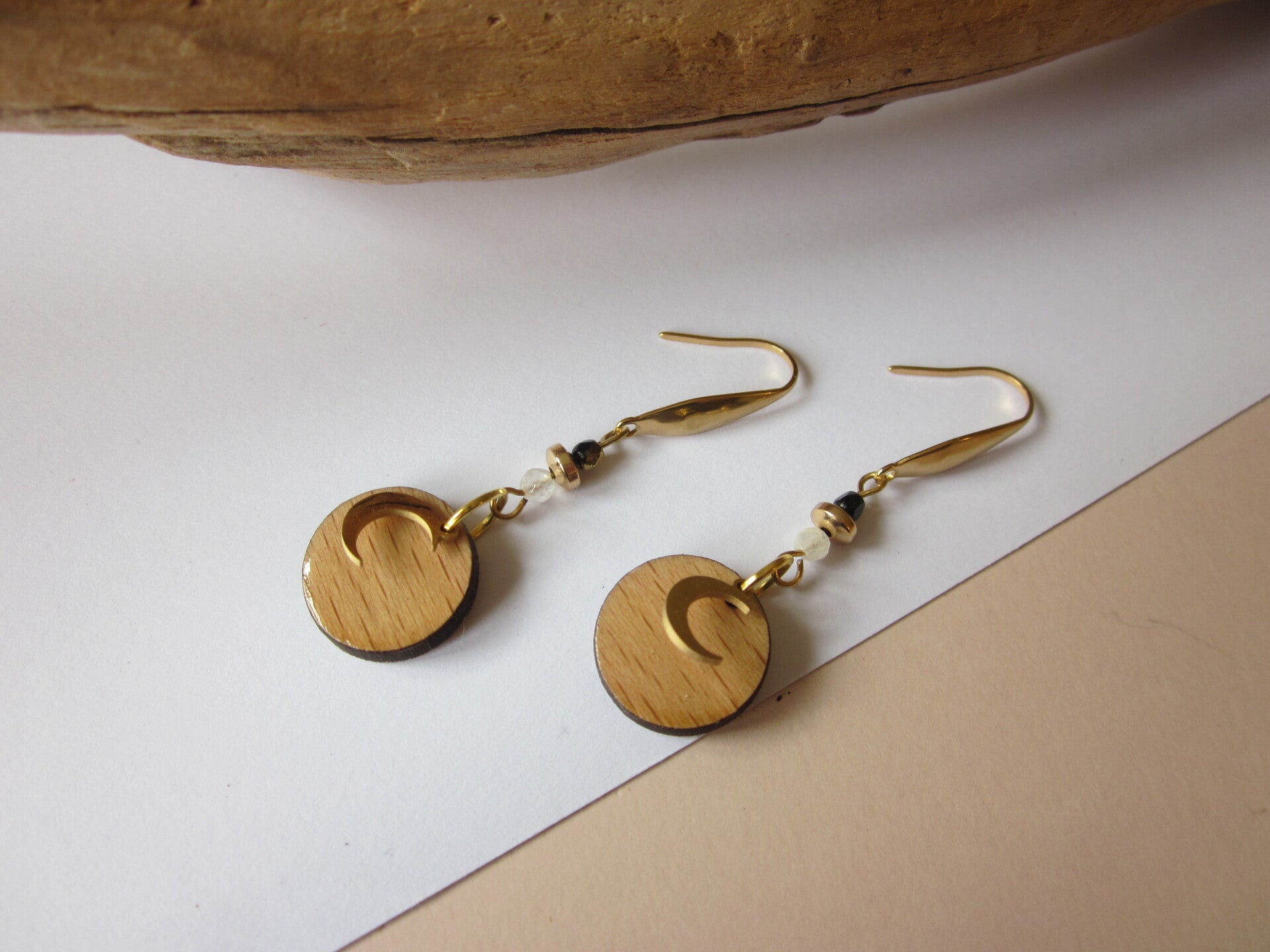 Boucles d'oreilles en bois - Lune - Perles en verre