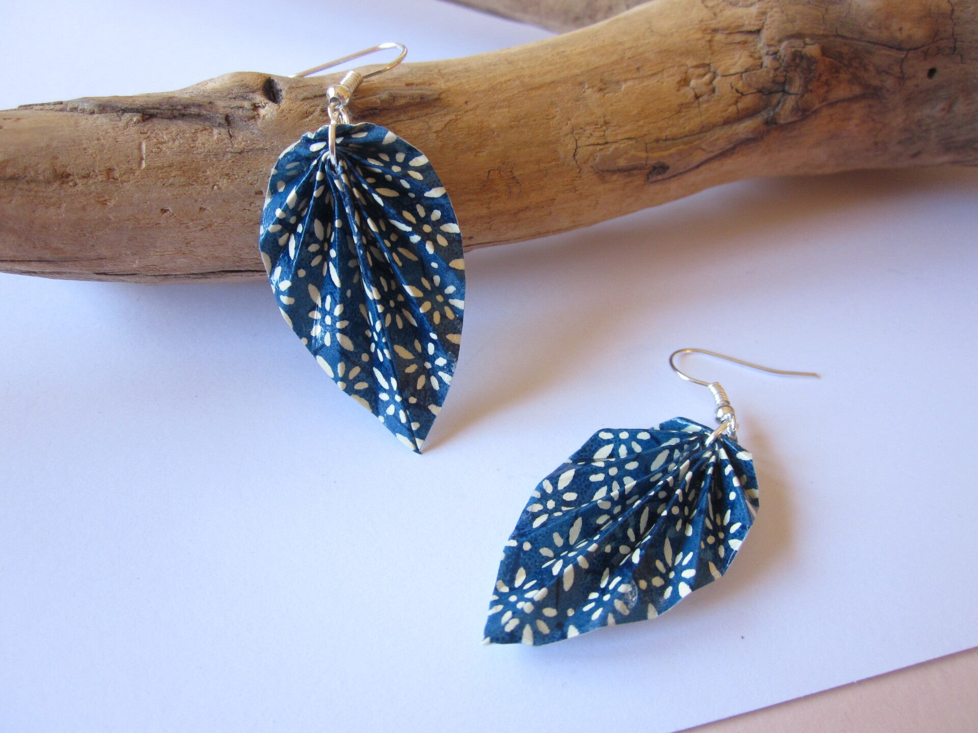 Boucles d'oreilles en origami - Papier japonais bleu à motifs - Feuille