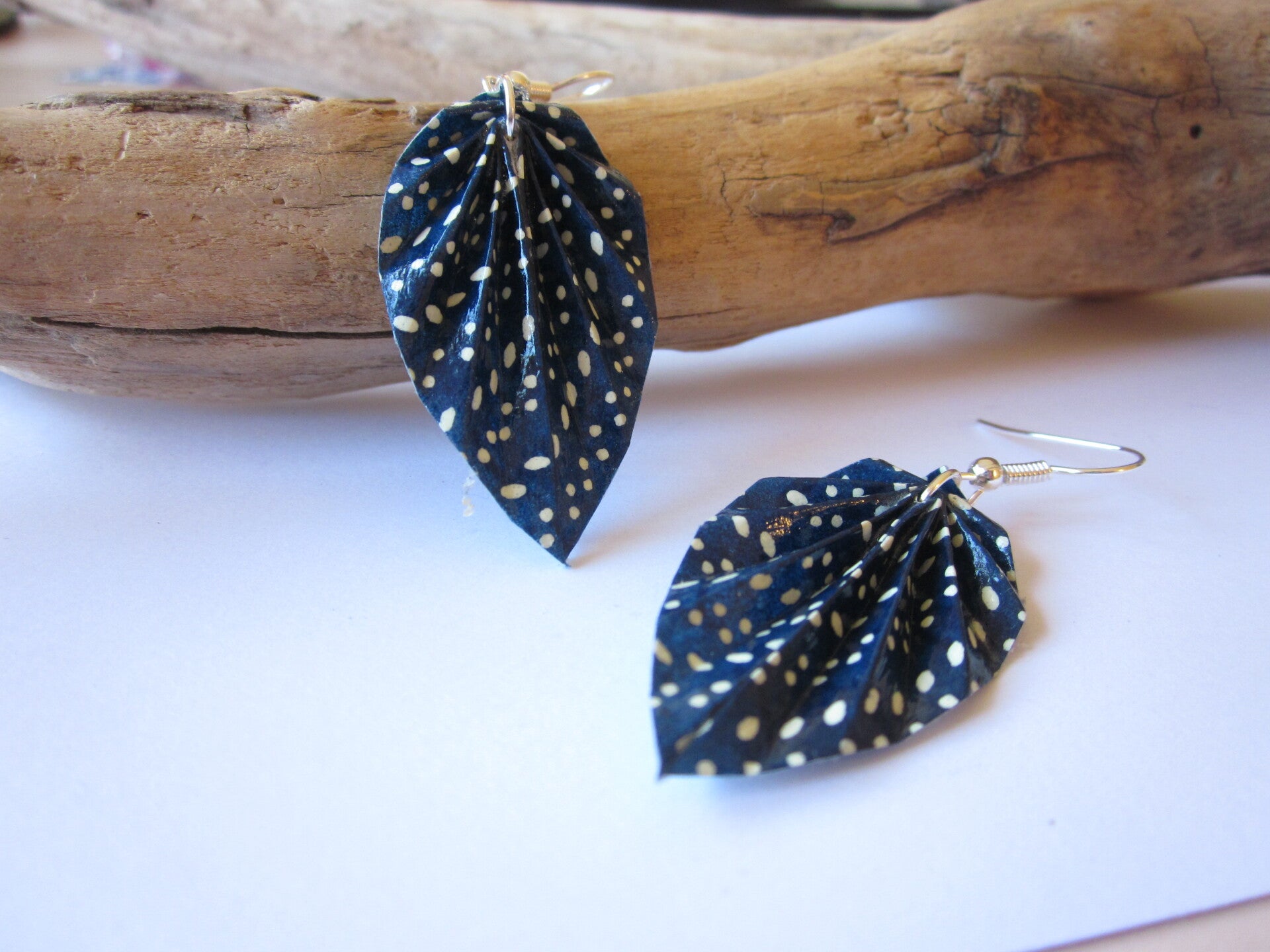 Boucles d'oreilles en origami - Papier japonais bleu à pois - Feuille