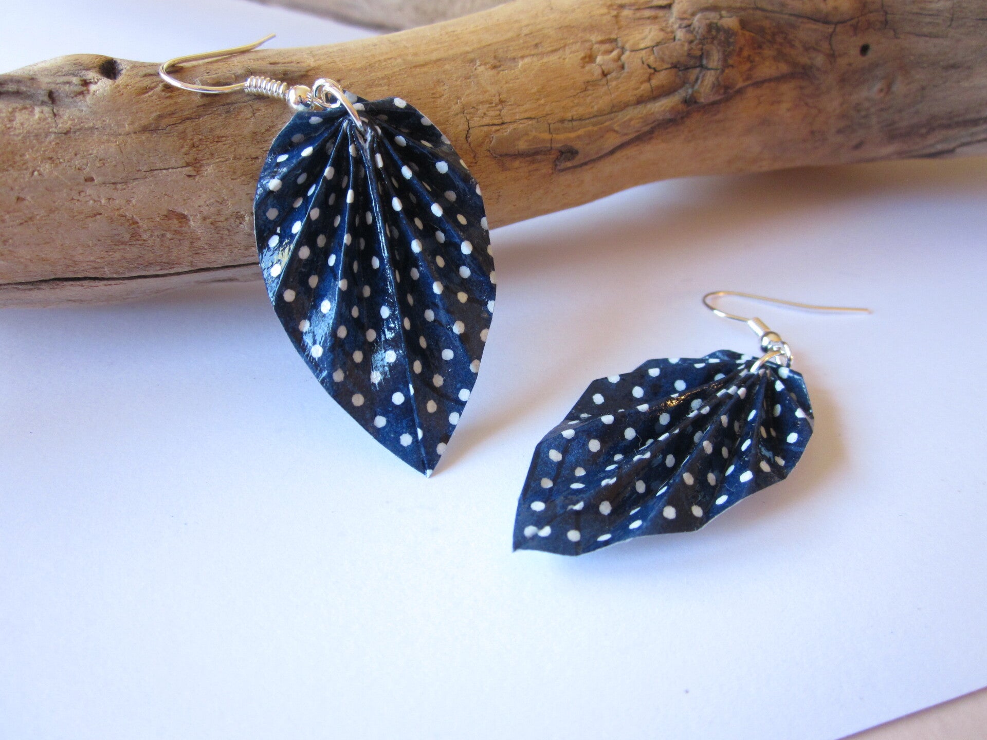 Boucles d'oreilles en origami - Papier japonais bleu à pois - Feuille
