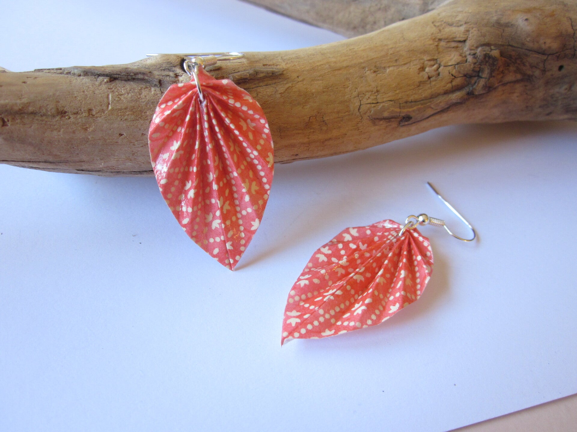 Boucles d'oreilles en origami - Papier japonais corail à motifs - Feuille