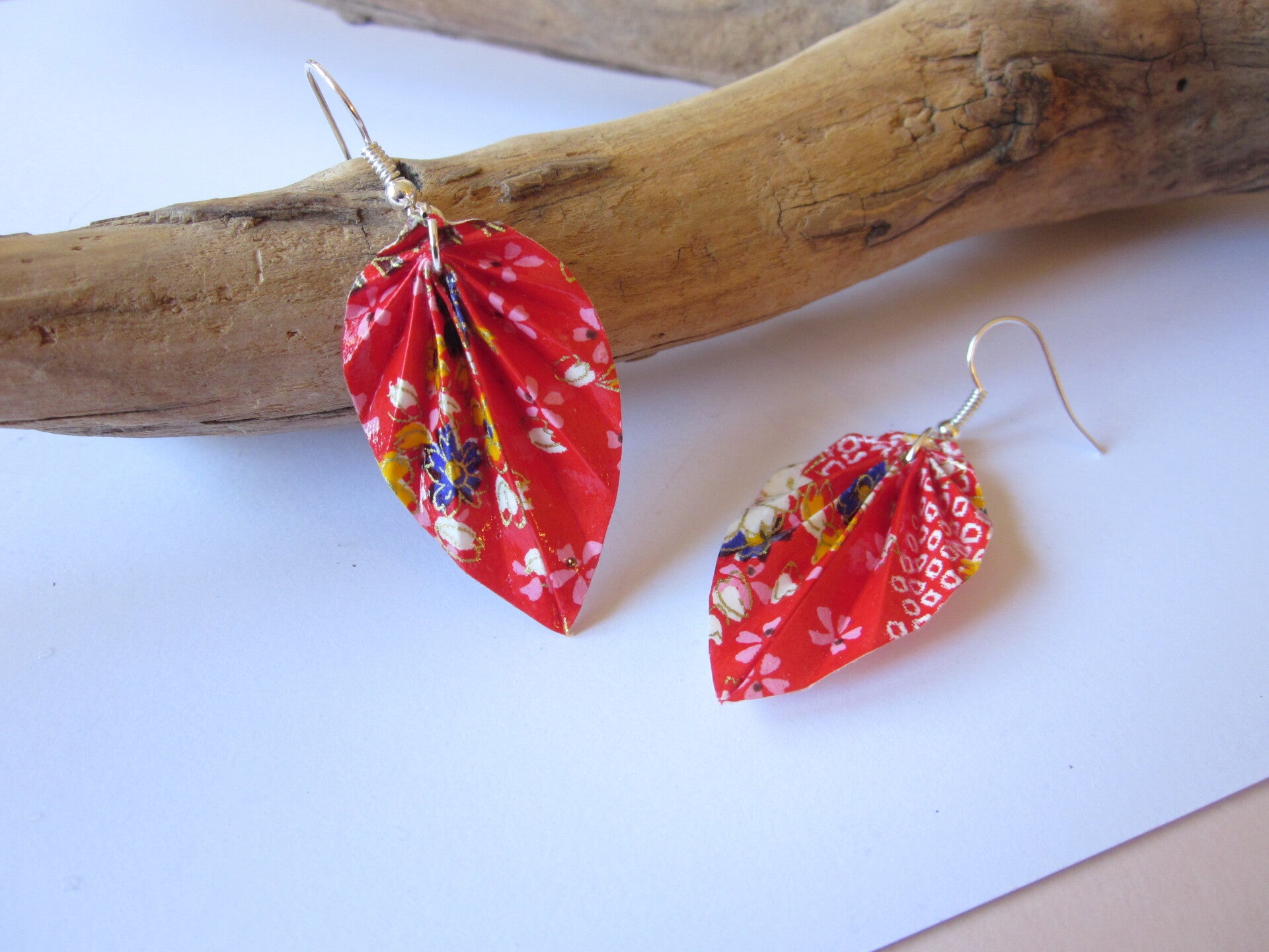Boucles d'oreilles en origami - Papier japonais rouge à motifs - Feuille