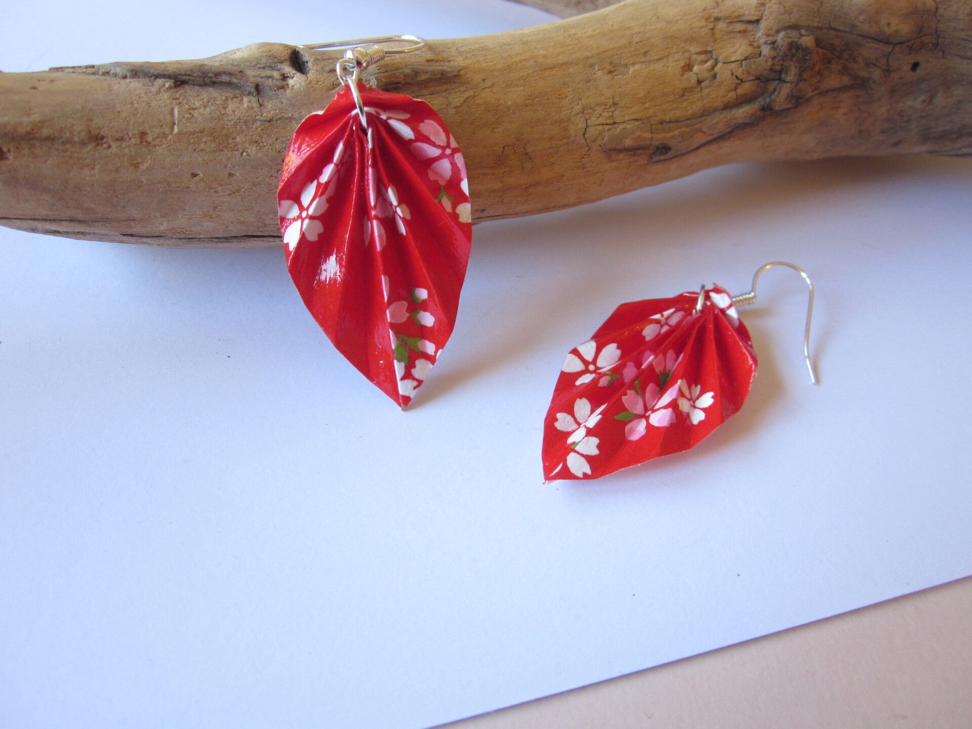 Boucles d'oreilles en origami - Papier japonais rouge à motifs - Feuille