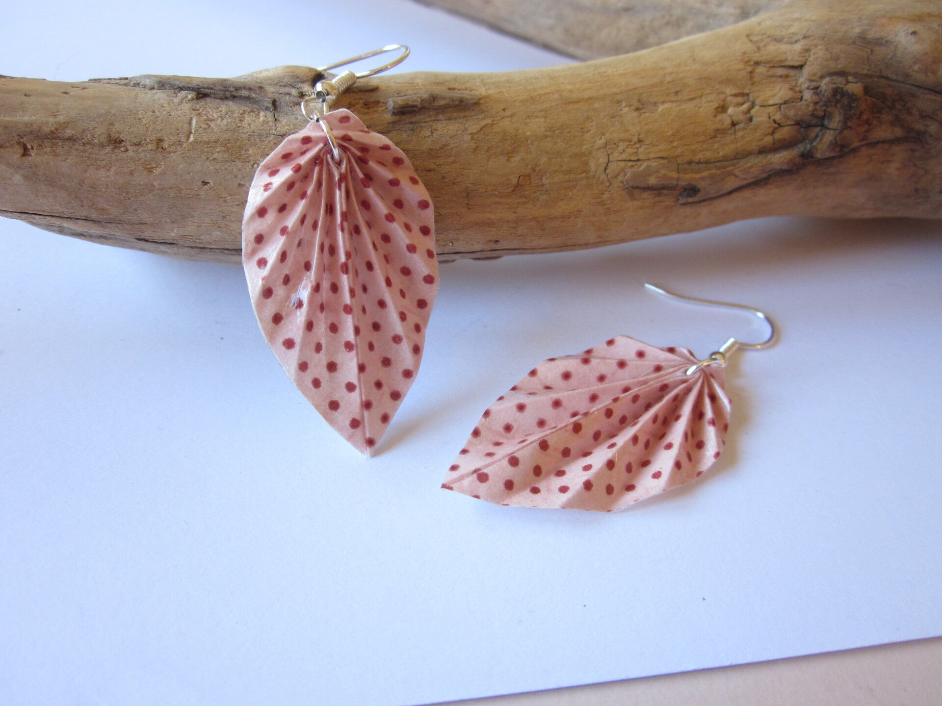 Boucles d'oreilles en origami - Papier japonais rose clair à pois - Feuille