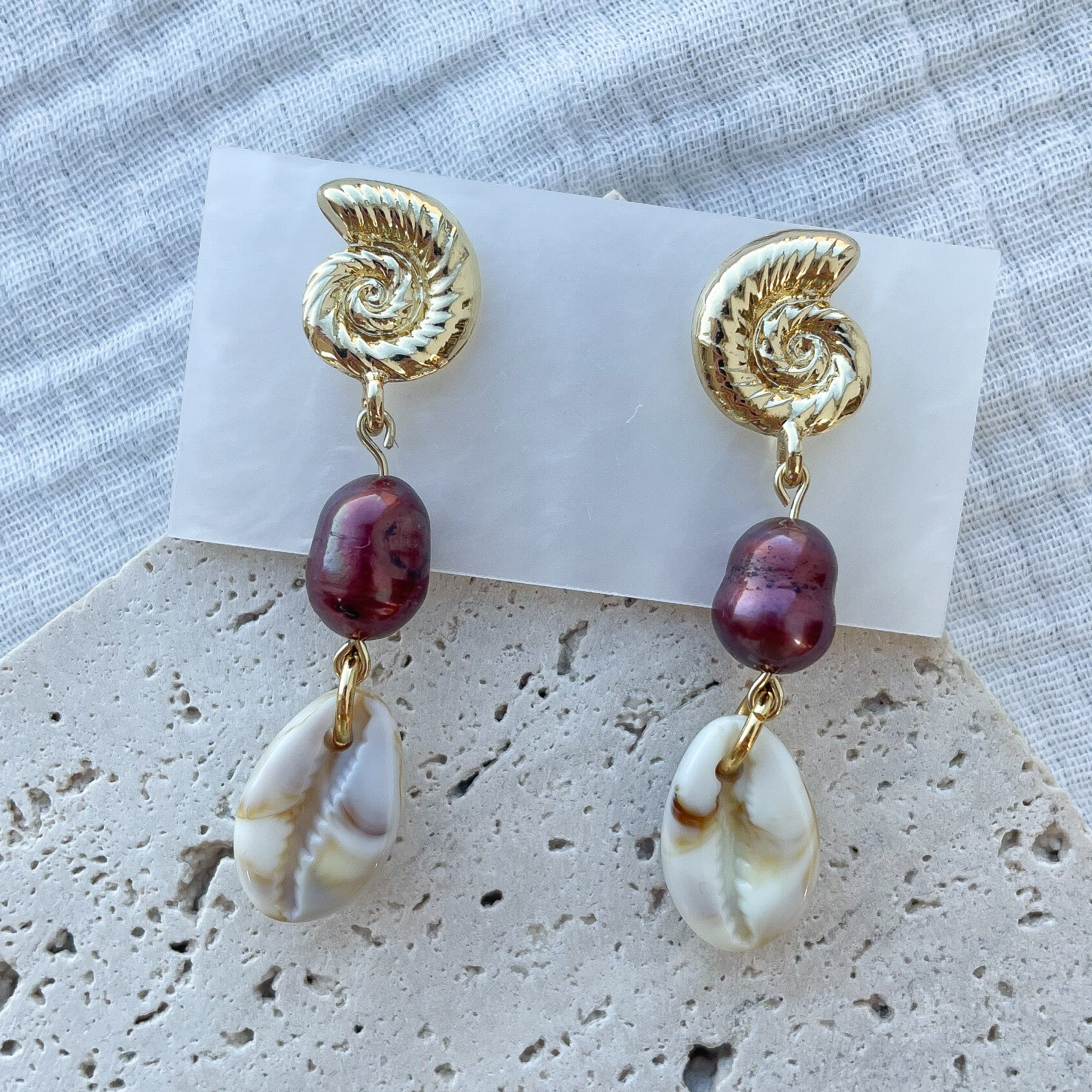 Boucles d'Oreilles Coquillage, Perle naturelle marron & Coquillage Cauri marbré