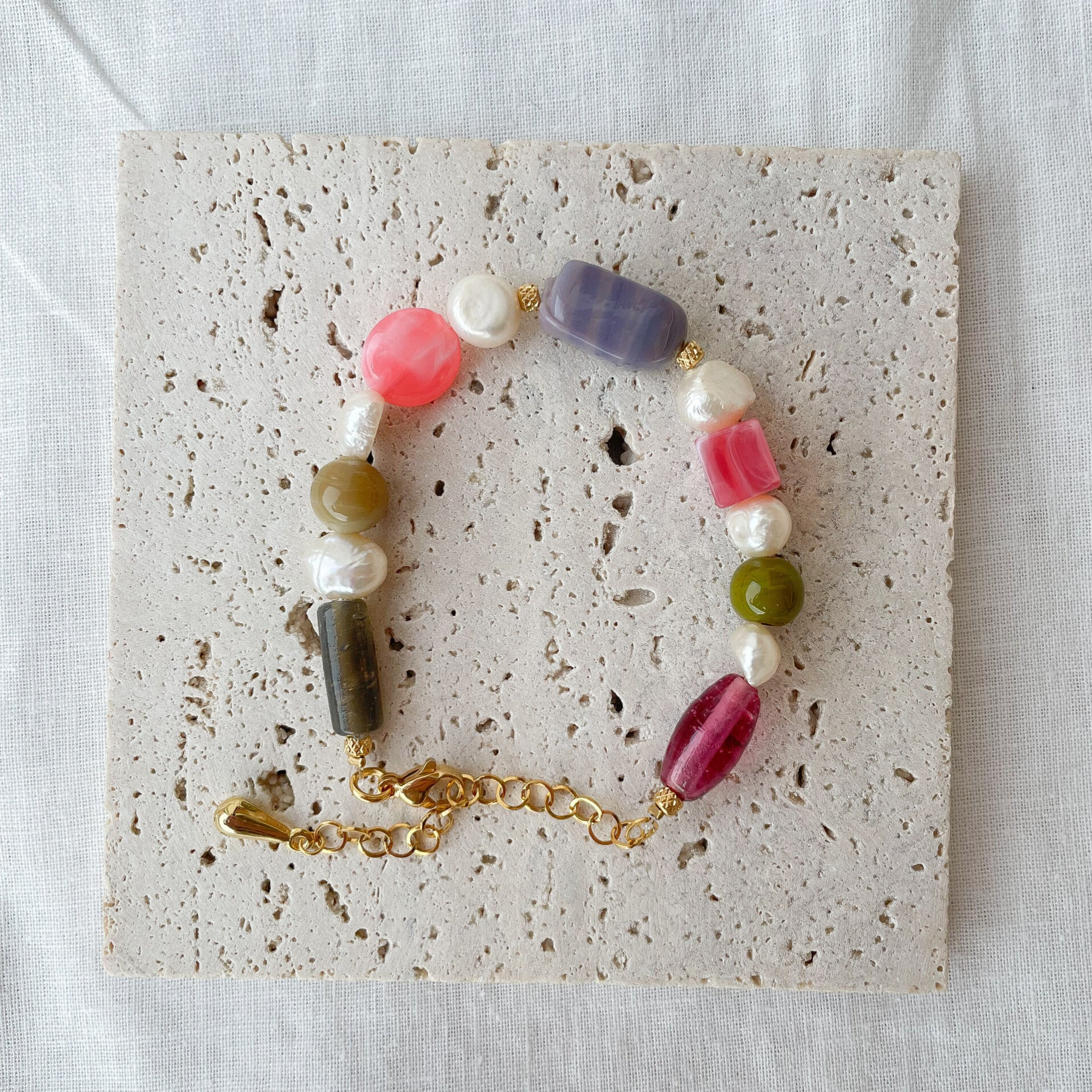 Bracelet perles asymétriques rose/violet