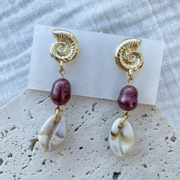 Boucles d'Oreilles Coquillage, Perle naturelle marron & Coquillage Cauri marbré