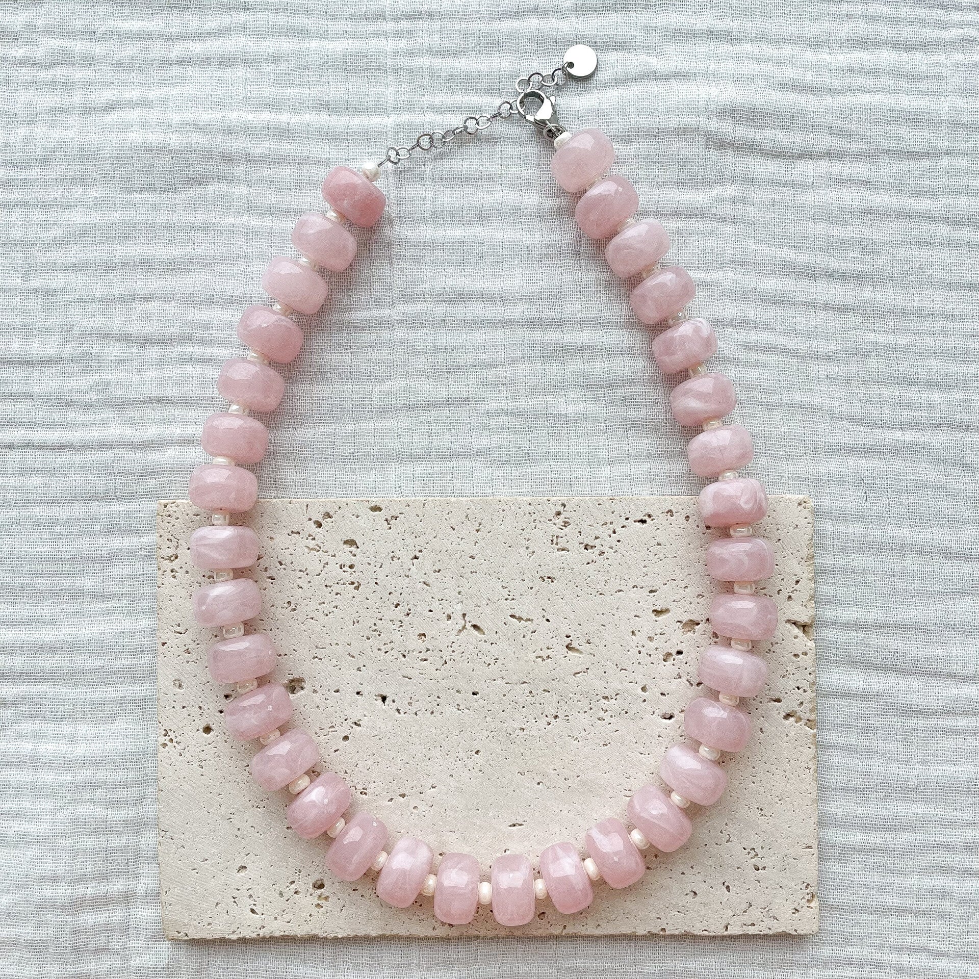 Coller oversize rose acryliques
