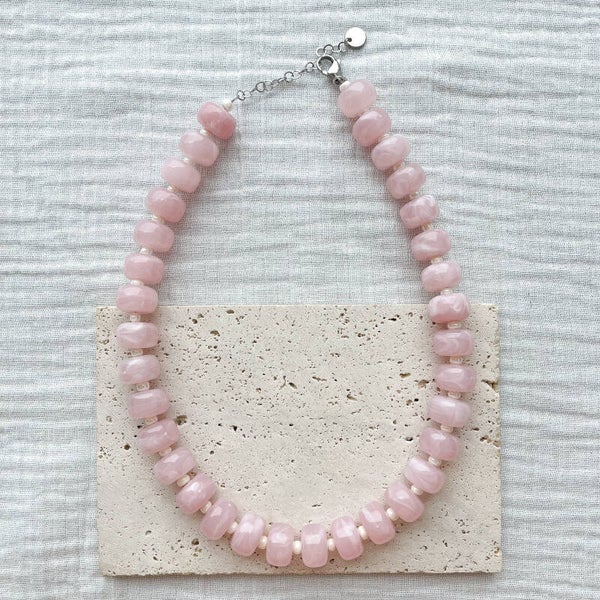 Coller oversize rose acryliques