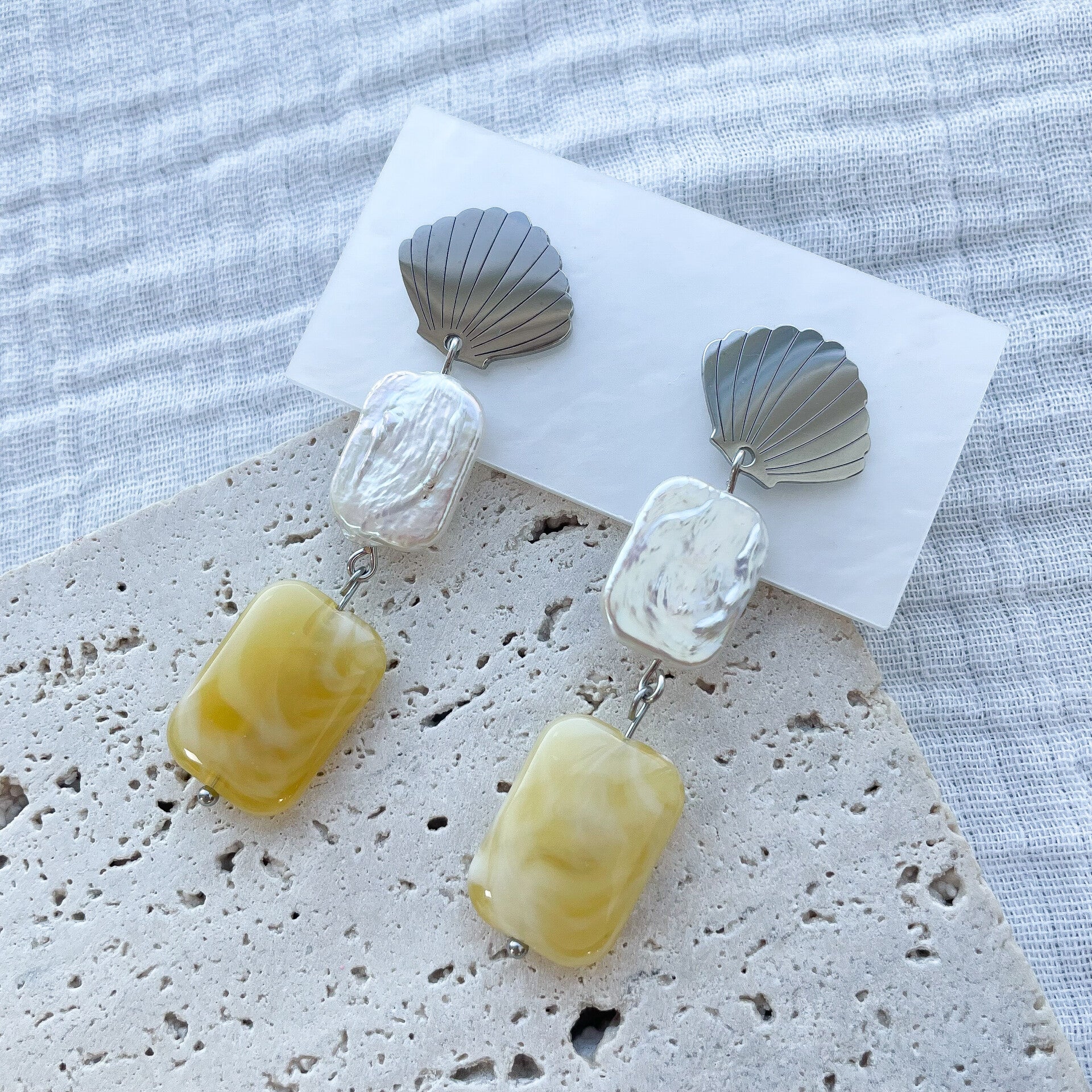 Boucles d'Oreilles Coquillage, Perle naturelle & jaune