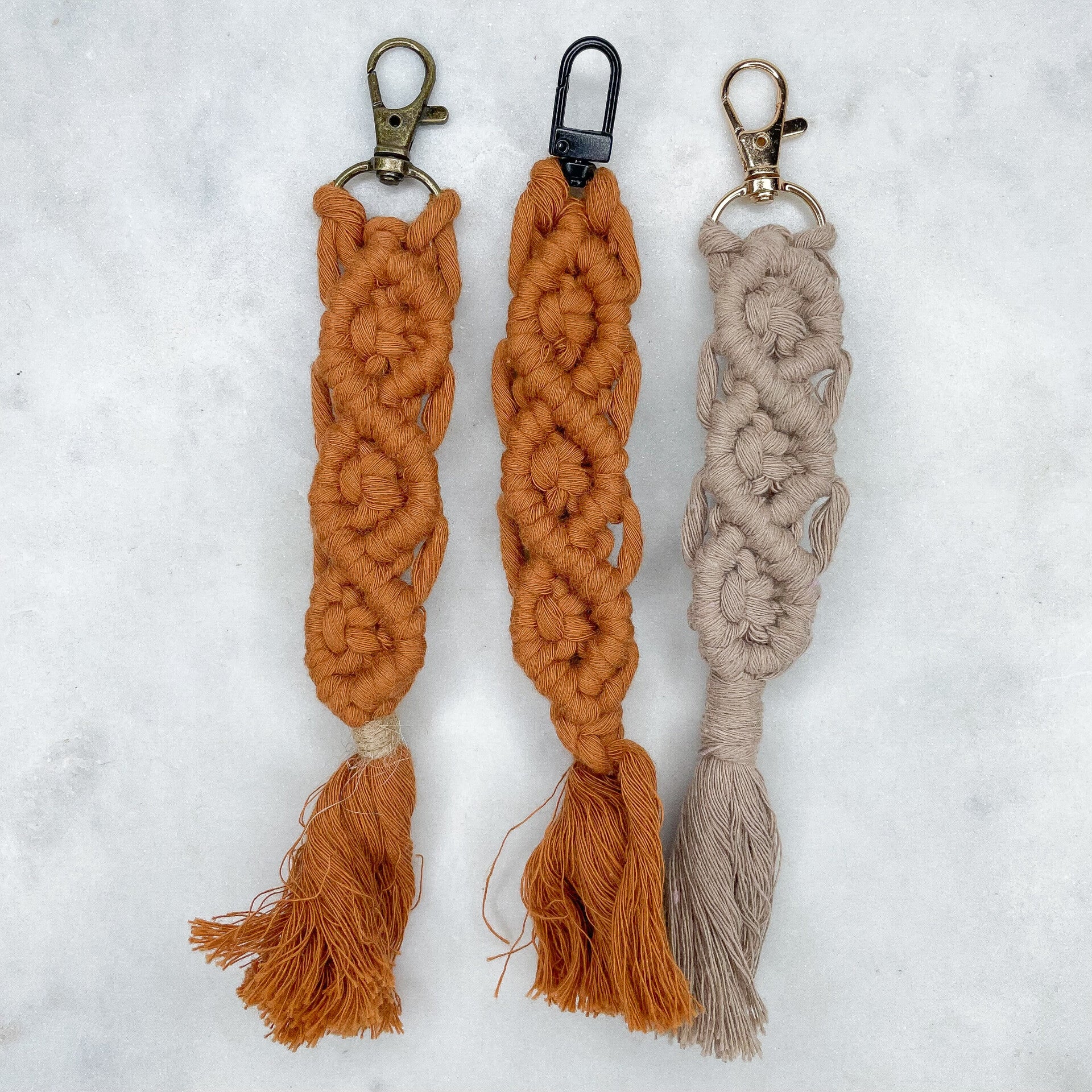 Porte-clefs tressés marrons