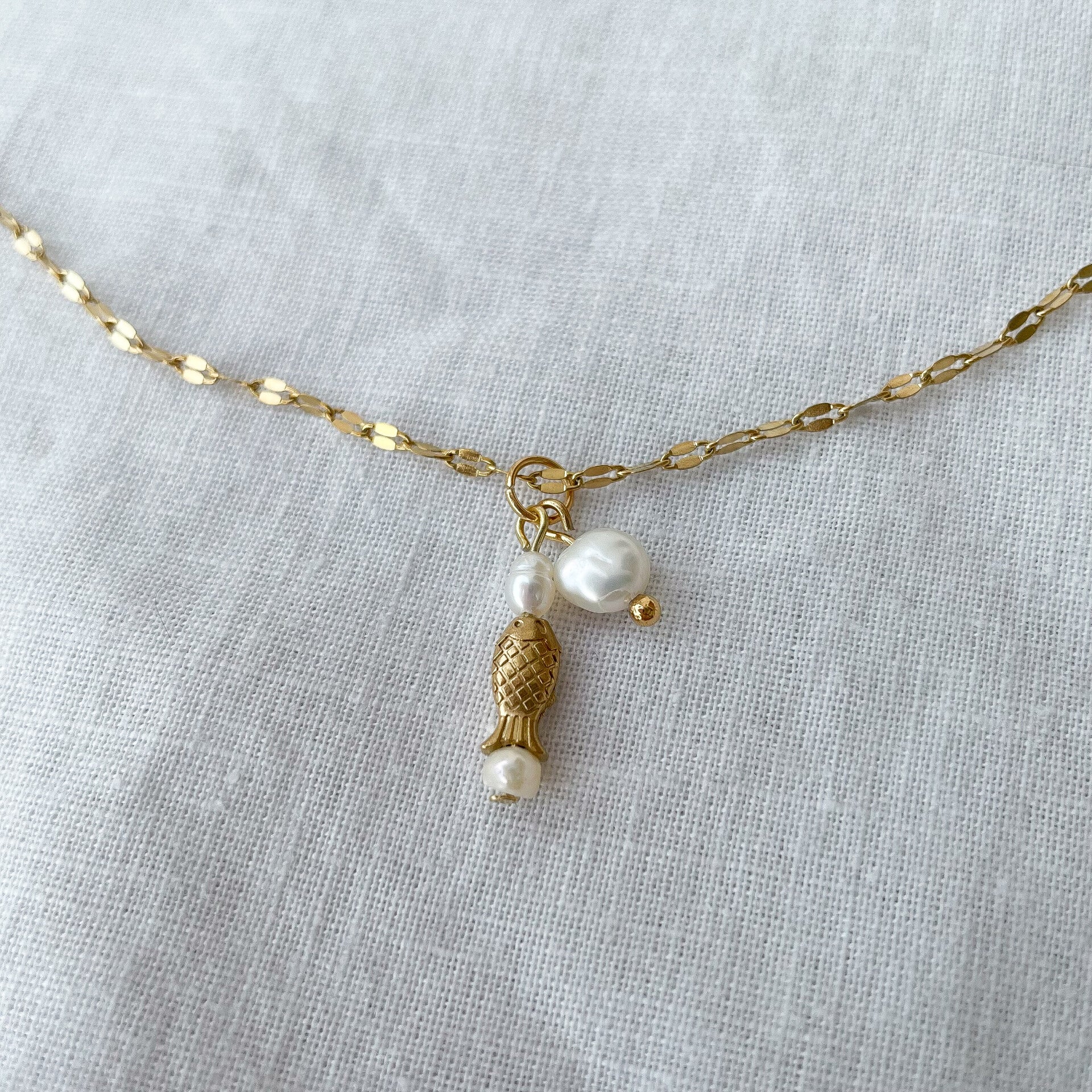 Collier fin charms poisson et perle naturelle