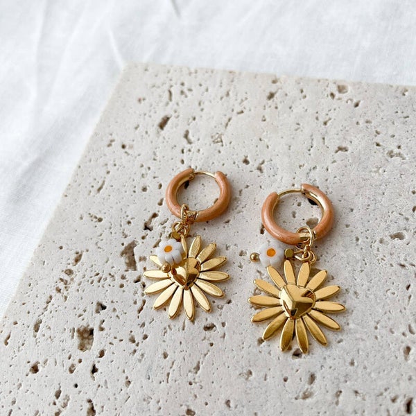 Créoles "Daisy Love" – Fleurs Dorées & Anneaux Terracotta