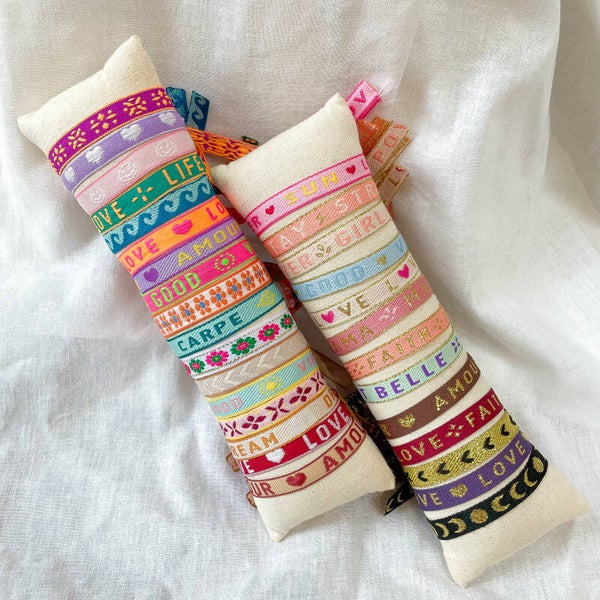 Bracelets brodés en coton – Mots doux & couleurs vibrantes