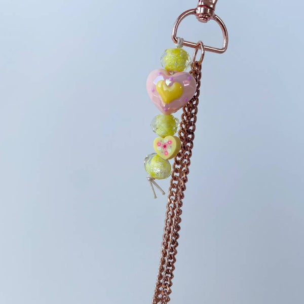 Charms sac coeur jaune et pêche