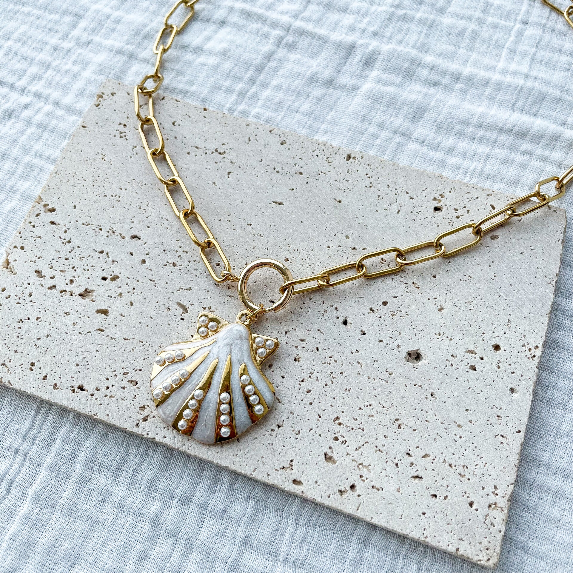 Collier oversize coquillage doré - acier inocydable