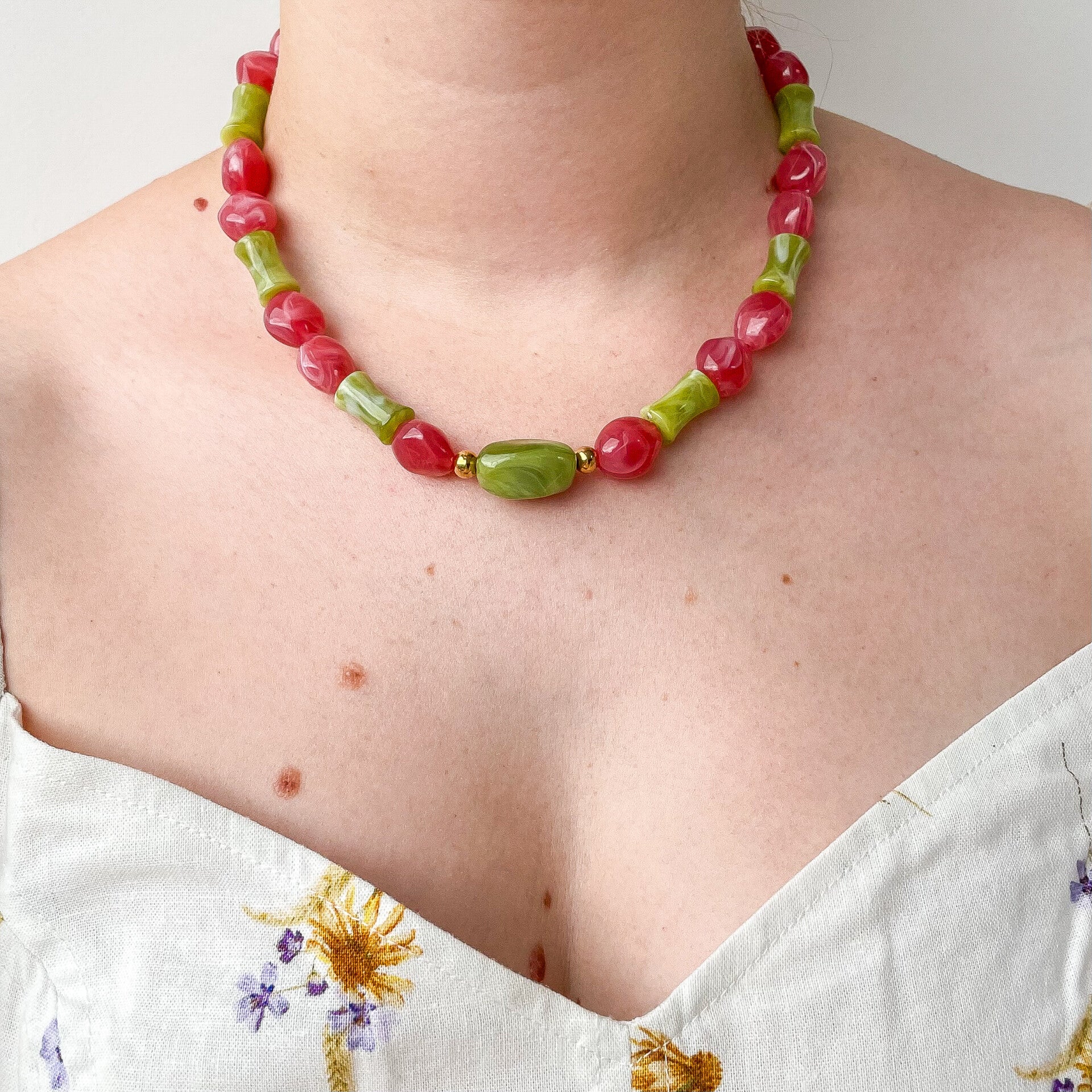 Collier oversize perles acryliques rose et vert