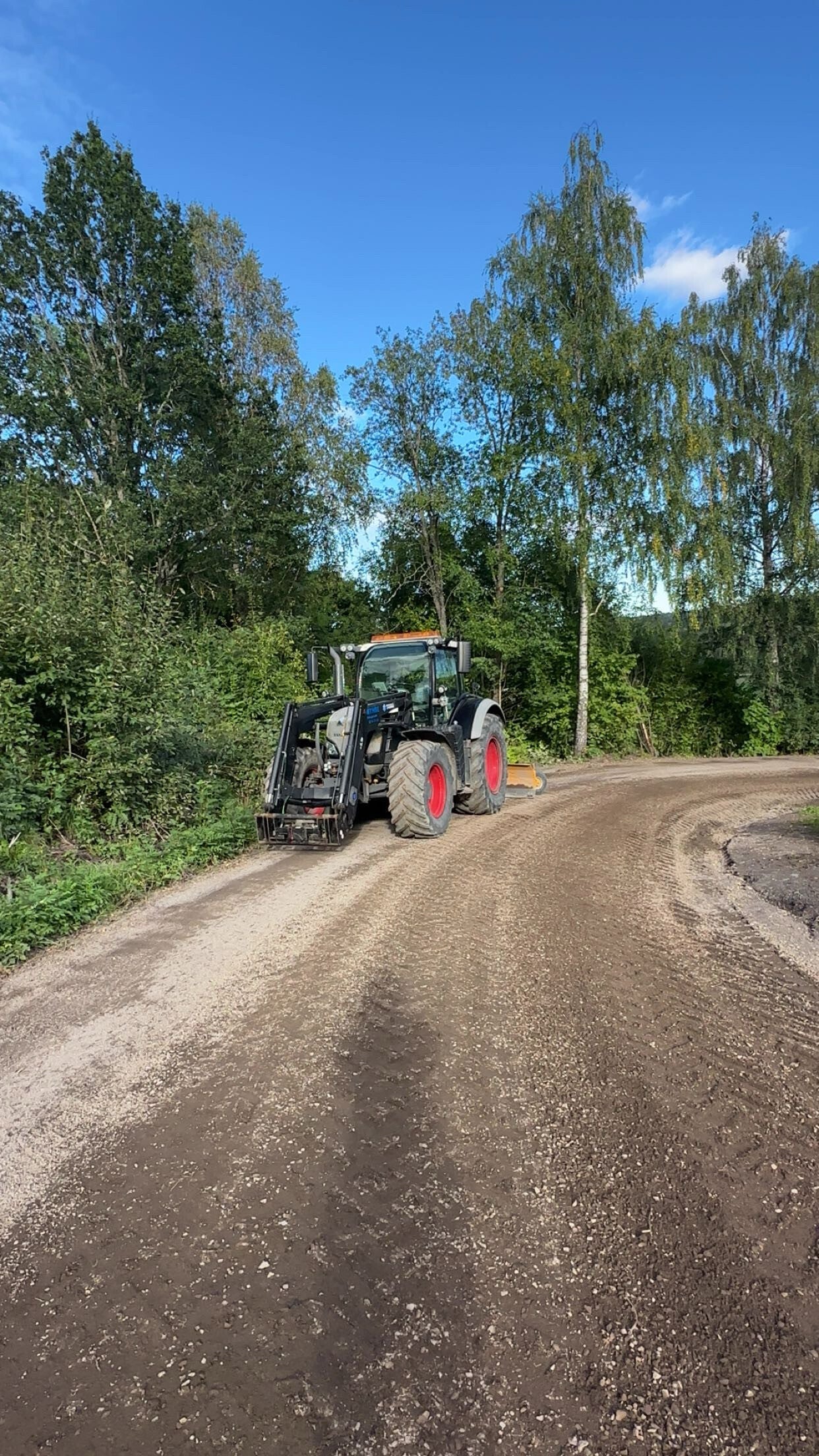 Grusing og skaraping av vei