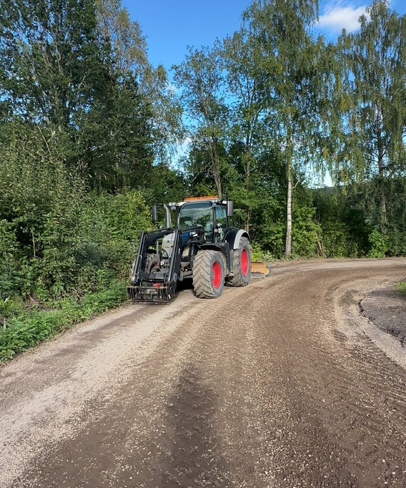 Grusing og skaraping av vei