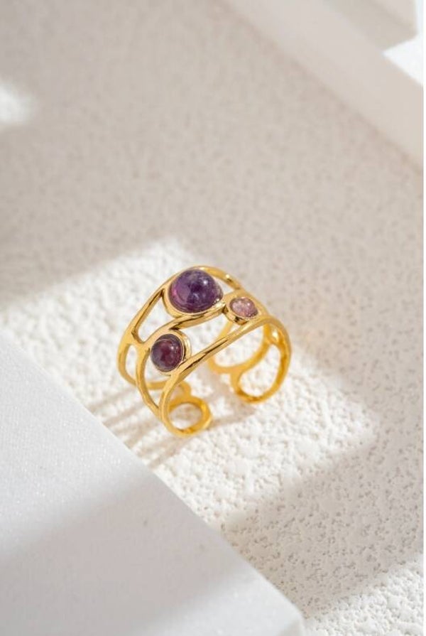 Bague Dorée Trois Pierres Violet Design Ouvert Élégance Moderne
