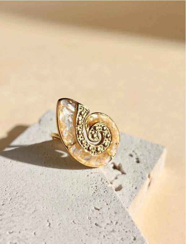 Bague escargot de mer ajustable avec nacre naturelle doré