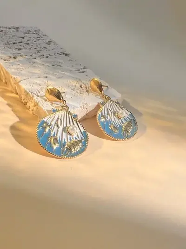 Boucle d'oreille en forme de coquillage pendante