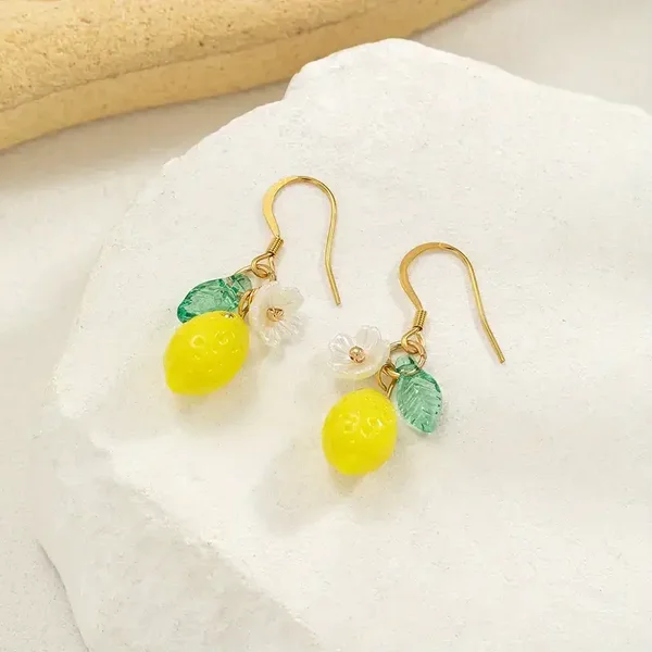 Boucles d'Oreilles Citron avec une marguerite et feuille verte