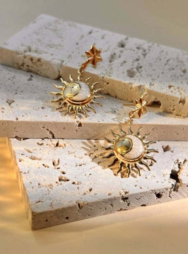 Boucles d’Oreilles Soleil Émaillé Doré Brillantes