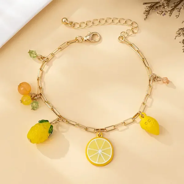 Bracelet avec des breloques fruits