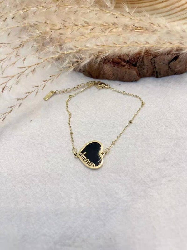 Bracelet en Or orné d'un Cœur Noir avec le mot "Amour".